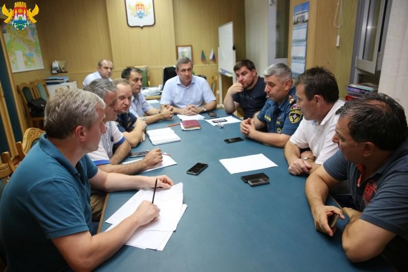  В Махачкале проходит  ликвидация последствий сильного ветра и ливня.