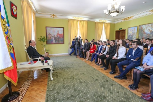  “ День молодежи” Глава Республики  поздравил с праздником молодежь Дагестана . 