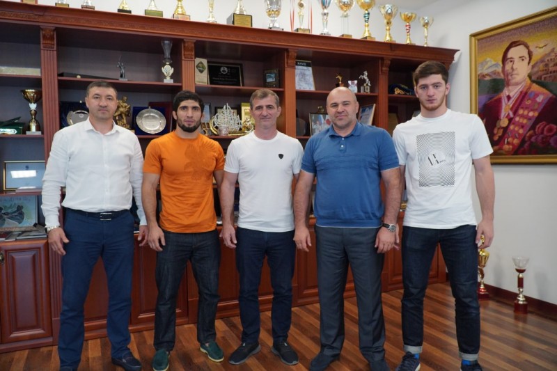 Сажид Сажидов поздравил борца Камиля Куруглиева с победами на первенствах Азии и мира