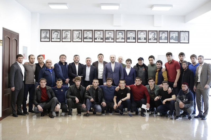 Сажид Сажидов встретился с медалистами прошедшего в Каспийске Первенства России по вольной борьбе среди юниоров до 21 года. ⠀