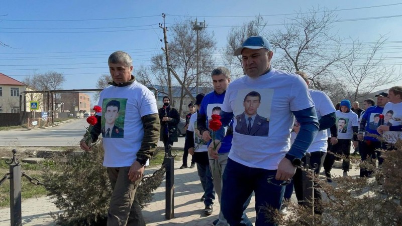 Сажид Сажидов возложил цветы к мемориалу памяти погибших сотрудников полиции в результате теракта в Кизляре