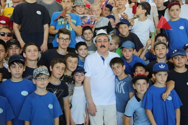 Глава Дагестана Рамазан Абдулатипов, посетил  детские лагеря "Ласточка" и "Солнечный берег".