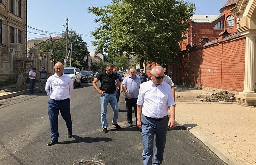   На улице Титова в Махачкале, завершены работы по укладке асфальта. 