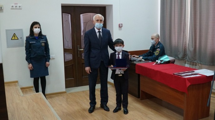Дагестанских детей-героев наградили за мужество в экстремальных ситуациях