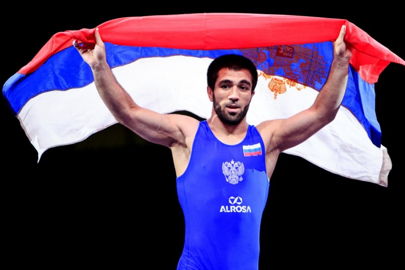 Ильяс Бекбулатов убедительно побеждает на чемпионате Европы по вольной борьбе 