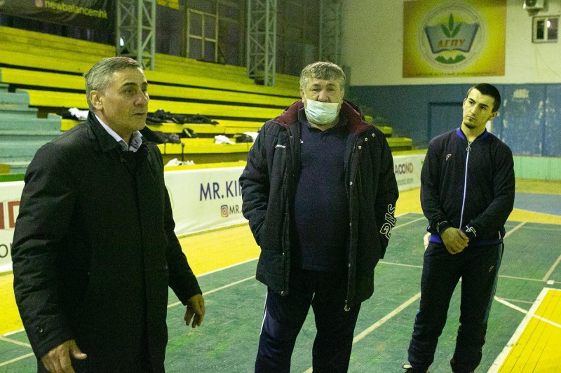 Начальник Управления ФК, спорта и подготовки резерва Халитбег Махачев  посетил тренировку сборной Дагестана по мини-футболу  среди юношей 2005 года рождения в спортзале ДГПУ. ⠀
