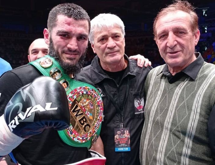 Артур Бетербиев защитил титулы чемпиона мира по версиям Всемирного боксерского совета (WBC) и Международной боксерской федерации (IBF) 
