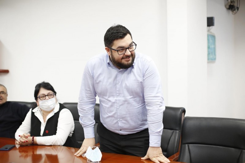 Министр по физической культуре и спорту РД Магомед Магомедов поздравил коллектив министерства с наступающим Новым годом, а также нашу коллегу Гилеру Билалову с днём рождения!