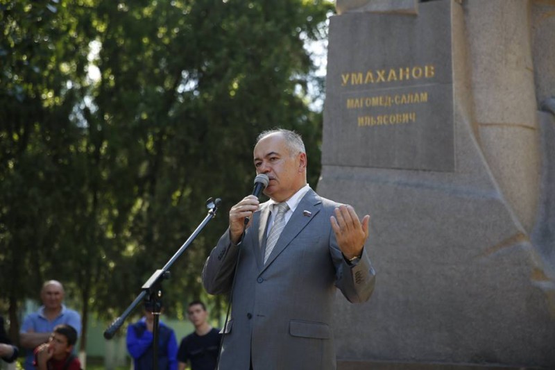 К памятнику Магомед-Салама Умаханова возложили цветы