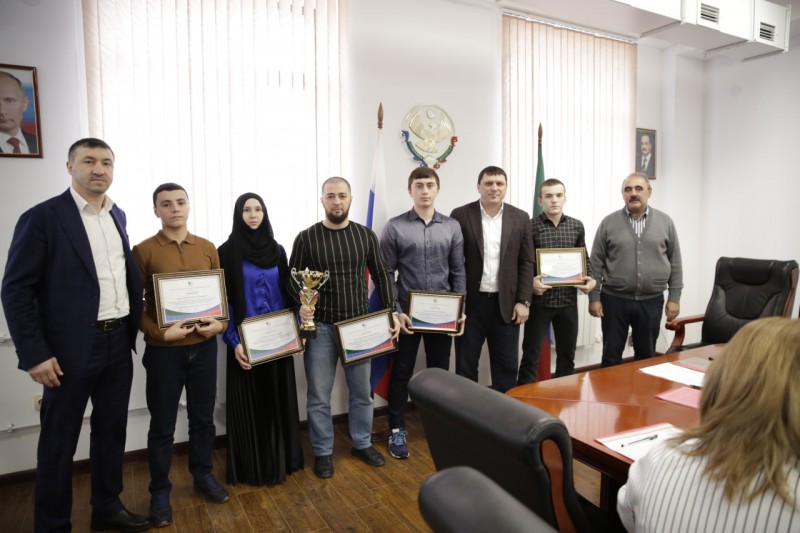 Победителей Чемпионата СКФО по настольному теннису чествовали в Минспорте