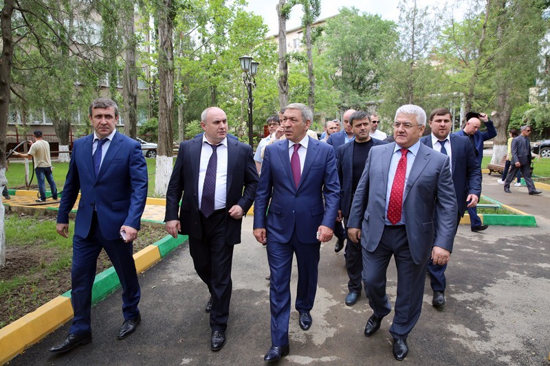 Сквер им. Халилова торжественно открыли в Махачкале после реконструкции .  