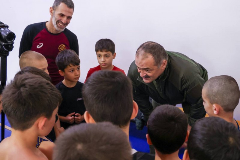  Сергей Меликов посетил спортзал в Каякенте, построенный силами меценатов и местных жителей
