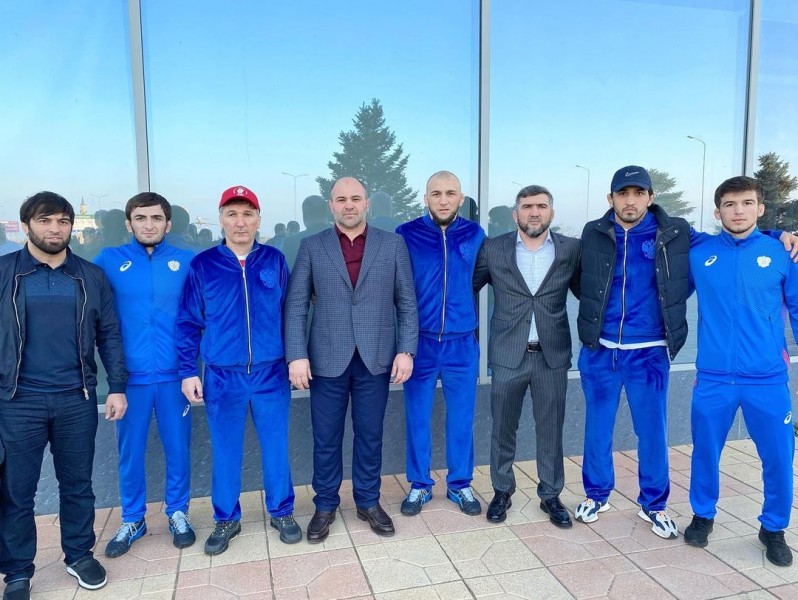 Чемпионов Европы по вольной борьбе встретили в аэропорту Махачкалы 