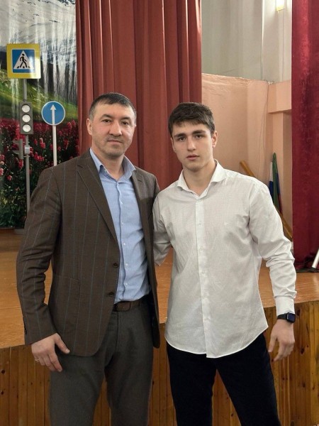 Гайдарбек Гайдарбеков встретился со школьниками махачкалинской гимназии №56 