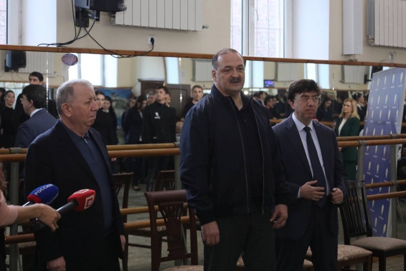 Сергей Меликов встретился с коллективом академического заслуженного ансамбля танца Дагестана «Лезгинка»