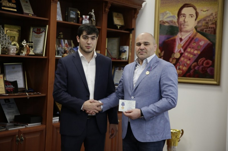 Сажиду Сажидову вручена медаль «Честь и Слава Дагестана» 
