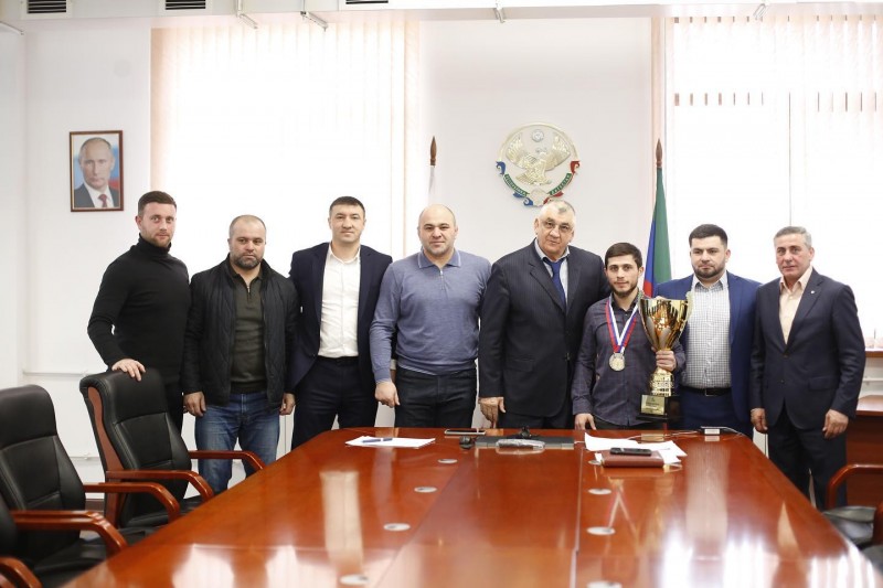 Врио министра по физической культуре и спорту РД Магомед Магомедов поздравил дагестанских тяжелоатлетов с успешным выступлением на соревнованиях всероссийского уровня.