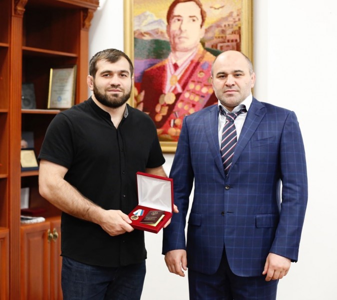 Сажид Сажидов вручил медаль «За заслуги в области физической культуры и спорта в Республике Дагестан» Эльдару Эльдарову