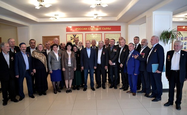 Владимир Путин и Владимир Васильев провели встречу с ополченцами в Ботлихе. 