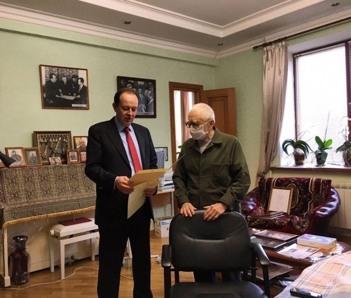 Муслим Телякавов передал Мураду Кажлаеву поздравительный адрес от врио Главы РД по случаю 100-летия ДАССР