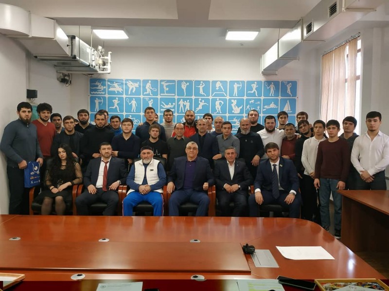 Дагестанских самбистов отметили наградами за успехи на чемпионате и первенстве СКФО