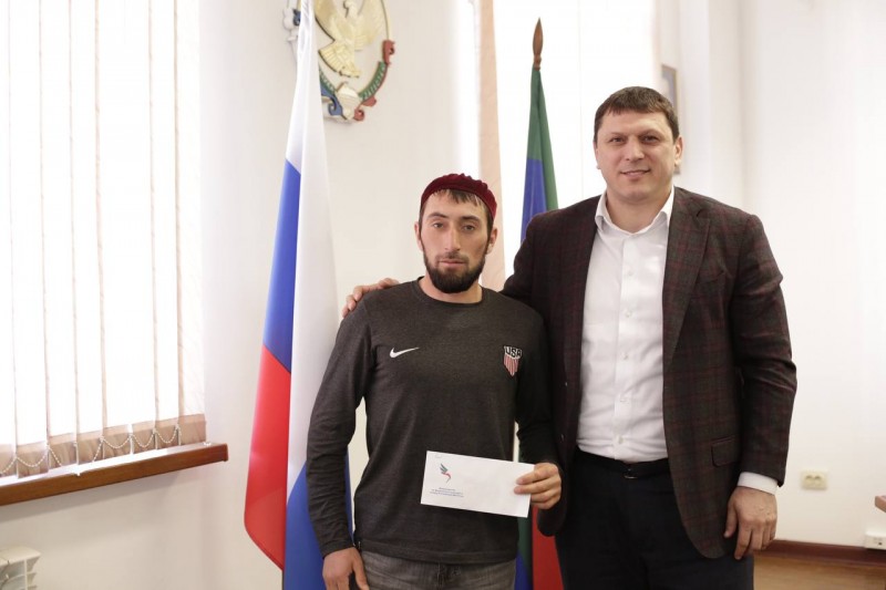В Минспорте чествовали Магомеда Алигаджиева из Акушинского района, выигравшего Всероссийский забег по пересеченной горной местности «Dagestan Wild Trail». 