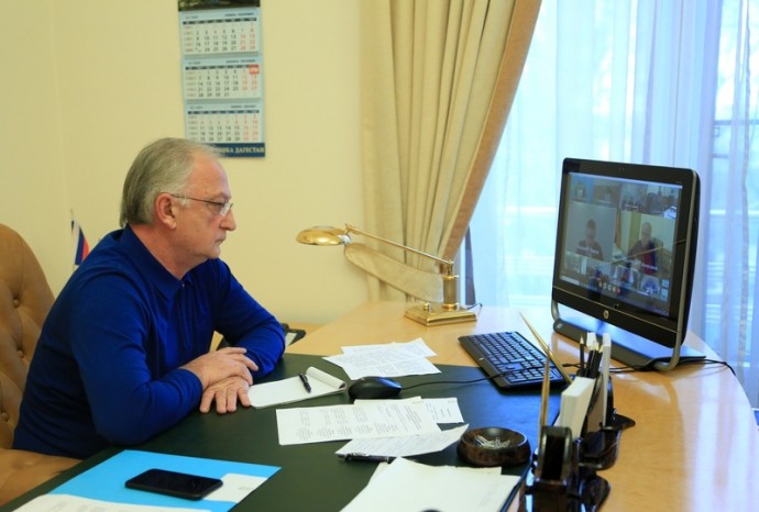 Абдулпатах Амирханов провел экстренное совещание по вопросам борьбы с распространением нового коронавируса в Дагестане
