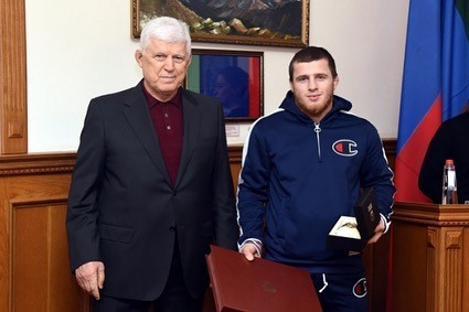Председатель Народного Собрания Хизри Шихсаидов  в неофициальной обстановке встретился с дагестанскими спортсменами-победителями Кубка мира по греко-римской и вольной борьбе, прошедшего 17- 20 декабря в Белграде.