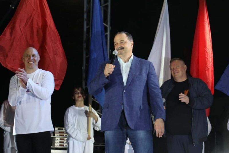 Сергей Меликов поддержал патриотический концерт в Каспийске