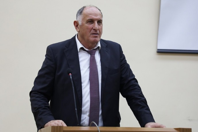 Премьер-министр Дагестана провел лекцию для студентов ДГУ в рамках акции «Поделись своим знанием»