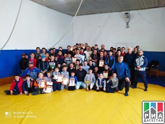 Определены победители первенства по вольной борьбе к 100-летию ДАССР в Курахском районе 