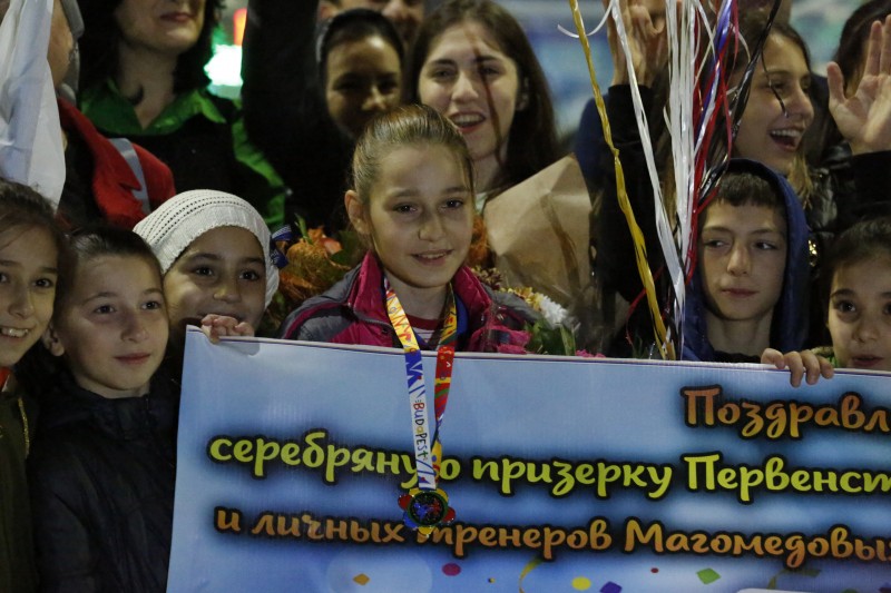Призера первенства Европы по тхэквондо Айну Мурзаеву торжественно встретили в аэропорту
