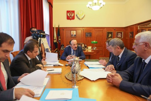 Глава Дагестана, Рамазан Абдулатипов  в рамках рабочей встречи, обсудил  с главами Кулинского и Лакского районов, социально-экономическое развитие муниципалитетов.    	