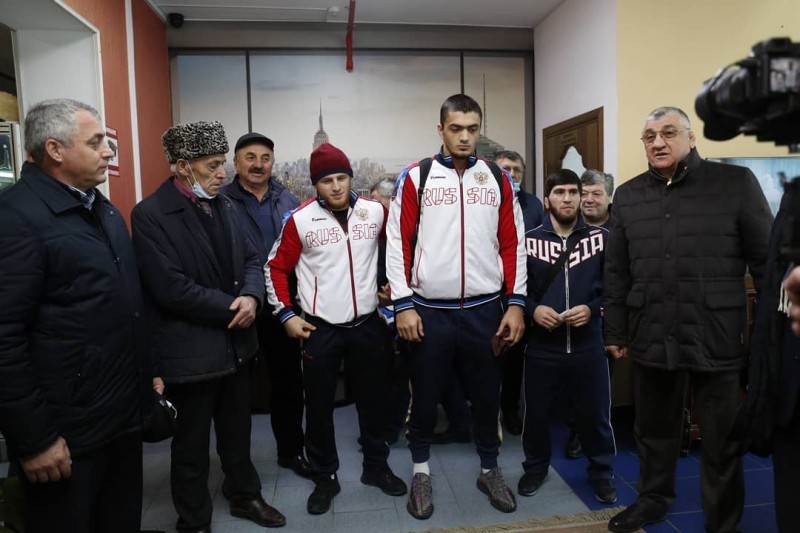 Встреча чемпионов Кубка мира по вольной борьбе в аэропорту 