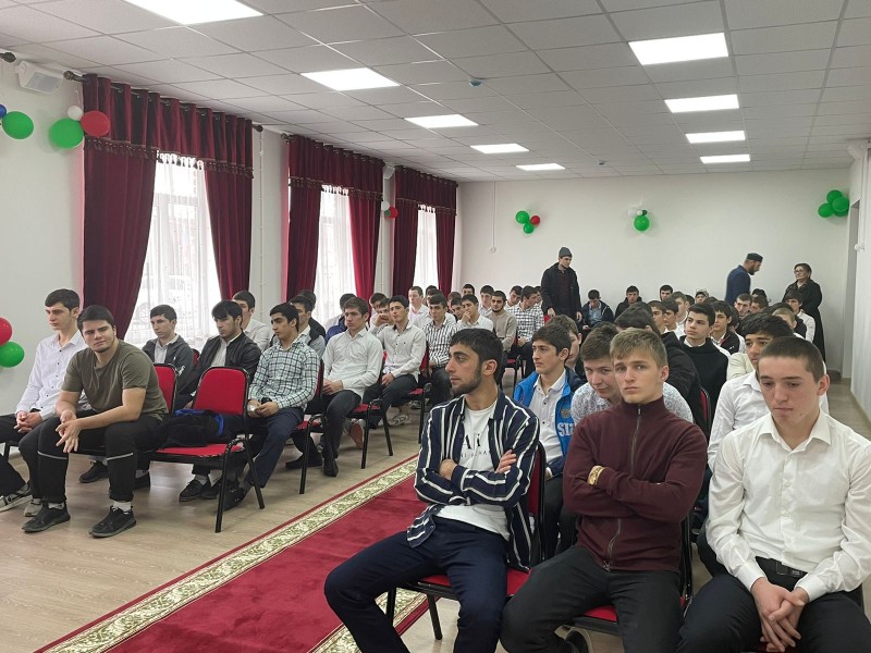 О вреде наркотиков говорили на встрече со студентами УОР "Триумф", г. Хасавюрт 