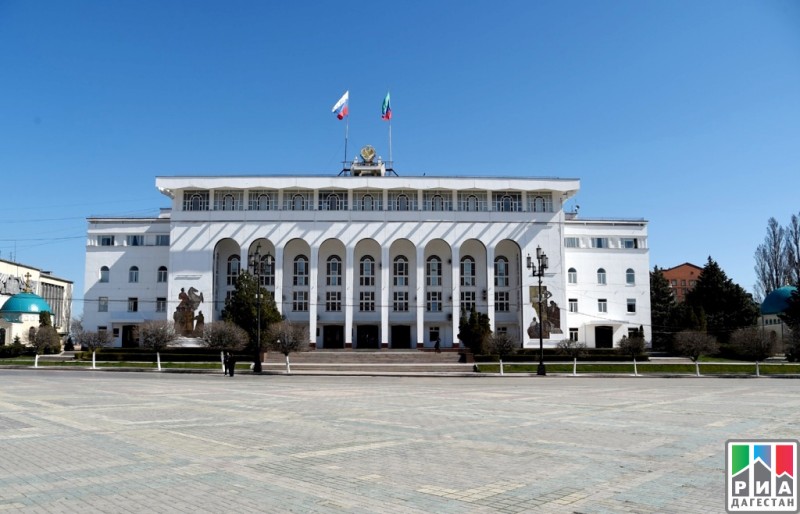  Парламент Дагестана на десятой  сессии внес изменения в бюджет и принял ряд новых законов .